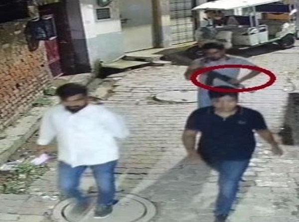 लखनऊ में एके—47 लेकर घूमते वीडियो में देखे गए युवक निकले पुलिसकर्मी लखनऊ में एके—47 लेकर घूमते वीडियो में देखे गए युवक निकले पुलिसकर्मी