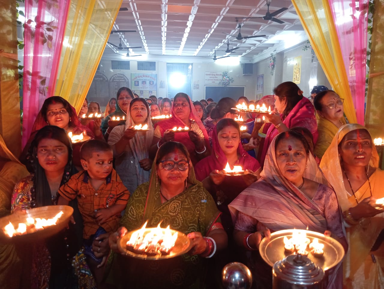 सामूहिक आरती में शामिल महिलाएं