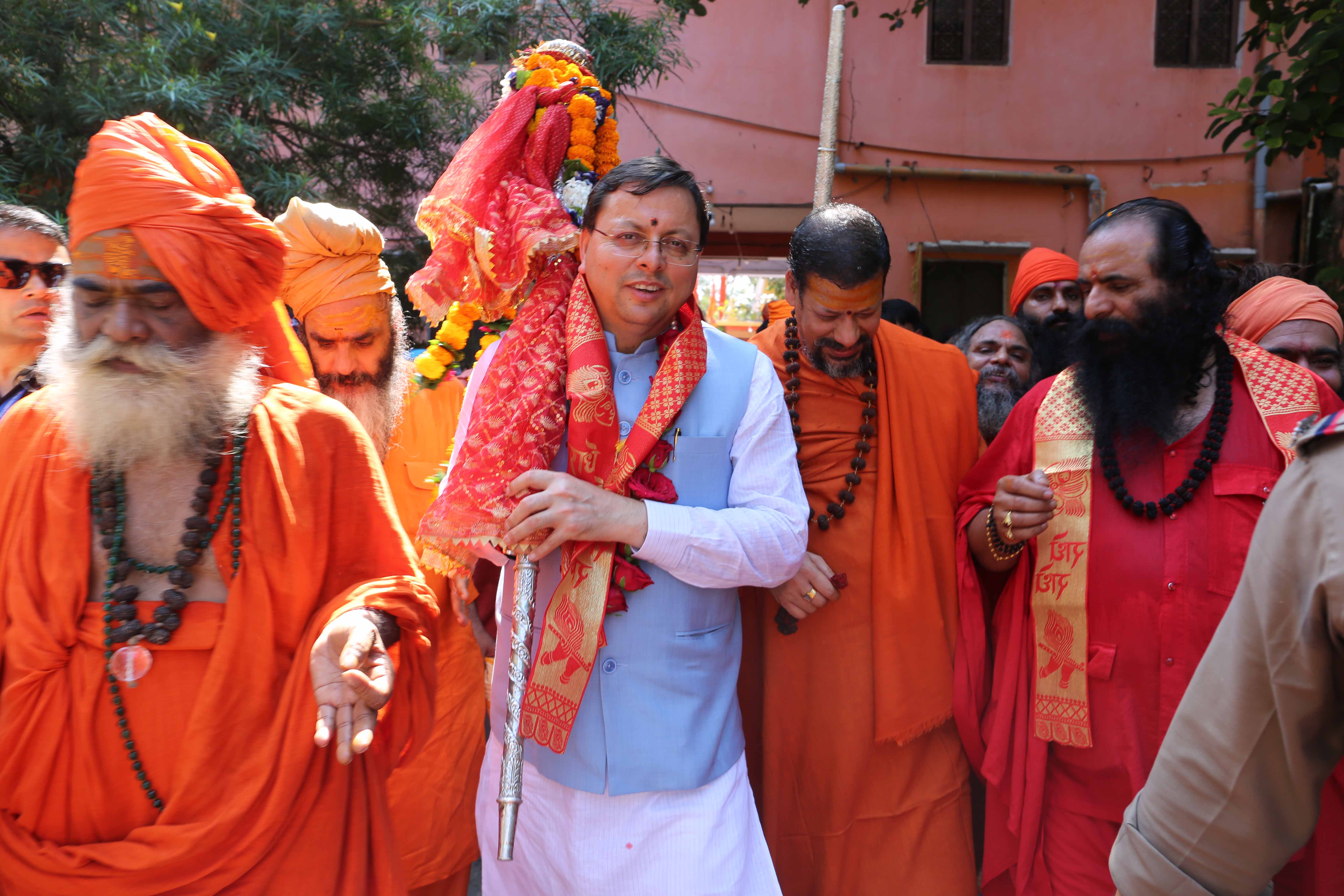 मुख्यमंत्री पवित्र छड़ी के साथ मुख्यमंत्री पवित्र छड़ी के साथ