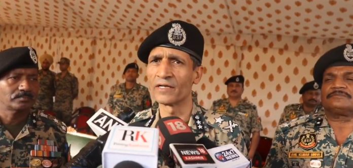 नियंत्रण रेखा के पार लॉन्च पैड्स पर आतंकवादी कश्मीर में घुसपैठ करने की फिराक में हैं - बीएसएफ आईजी नियंत्रण रेखा के पार लॉन्च पैड्स पर आतंकवादी कश्मीर में घुसपैठ करने की फिराक में हैं - बीएसएफ आईजी