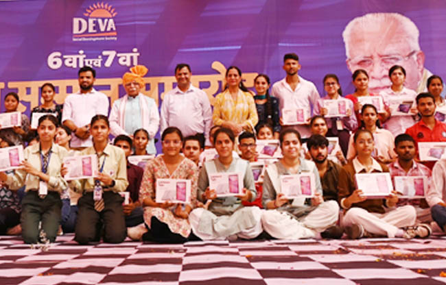 सोनीपत: युवा सम्मान समारोह में केन्द्रीय ऊर्जा और आवास मंत्री मनोहर लाल सम्मनित करते हुए सोनीपत: युवा सम्मान समारोह में केन्द्रीय ऊर्जा और आवास मंत्री मनोहर लाल सम्मनित करते हुए