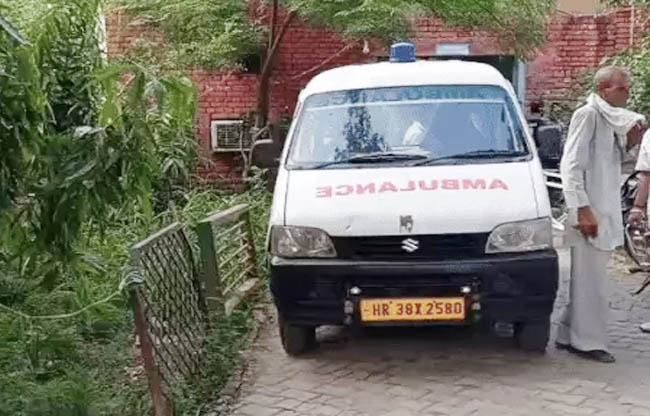 सोनीपत: बहालगढ थाना पुलिस पोस्टमार्टम के लिए शव को जिस वाहन में लाए सोनीपत: बहालगढ थाना पुलिस पोस्टमार्टम के लिए शव को जिस वाहन में लाए