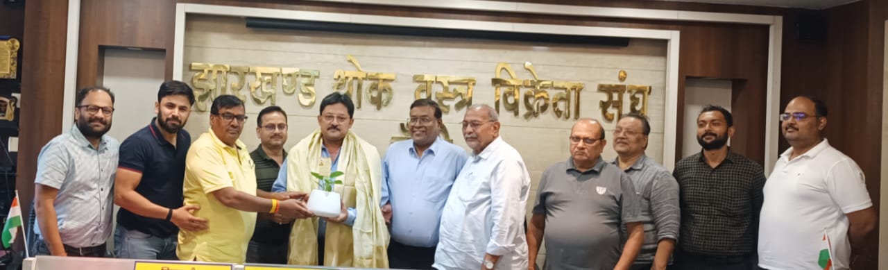 सम्मानित करते थोक विक्रेता संघ के सदस्यगण
