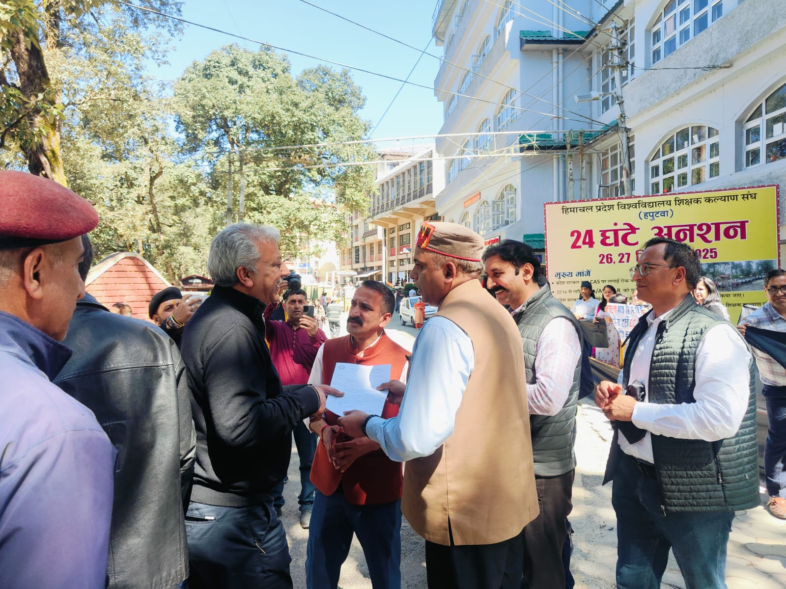 कार्यकारी परिषद के सदस्यों को मांग पत्र सौंपते विश्वविद्यालय के शिक्षक कार्यकारी परिषद के सदस्यों को मांग पत्र सौंपते विश्वविद्यालय के शिक्षक