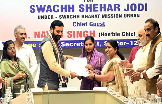 हरियाणा के मुख्यमंत्री नायब सैनी करनाल में स्वच्छ शहर जाेड़ी पर एमओयू करते हुए हरियाणा के मुख्यमंत्री नायब सैनी करनाल में स्वच्छ शहर जाेड़ी पर एमओयू करते हुए