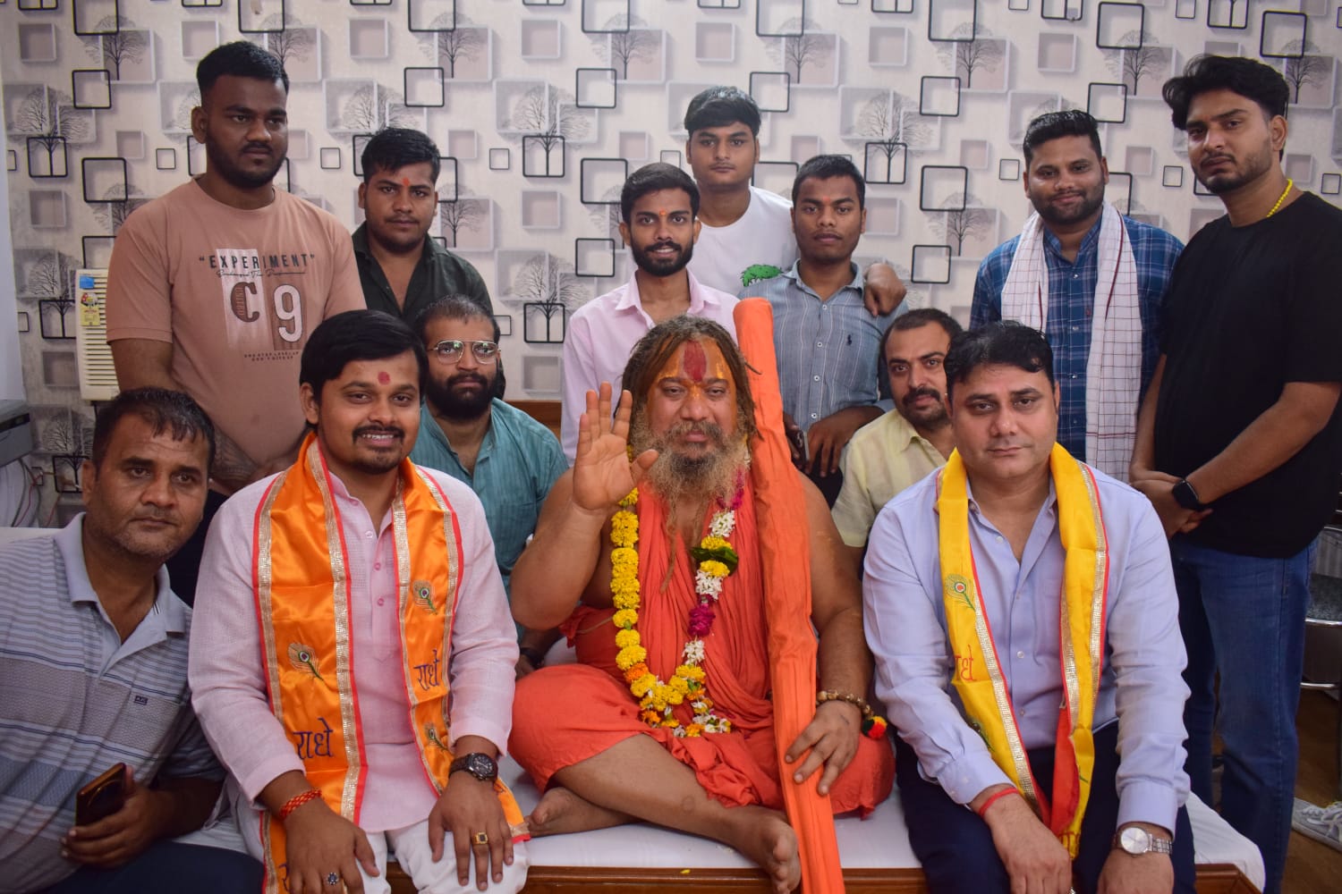 पत्रकारों से वार्ता करते महाराज परमहंस