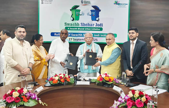 सोनीपत: एजुकेशन सिटी में स्वच्छ शहर जोड़ी की शुरुआत करते केंद्रीय शहरी विकास मंत्री मनोहर लाल सोनीपत: एजुकेशन सिटी में स्वच्छ शहर जोड़ी की शुरुआत करते केंद्रीय शहरी विकास मंत्री मनोहर लाल