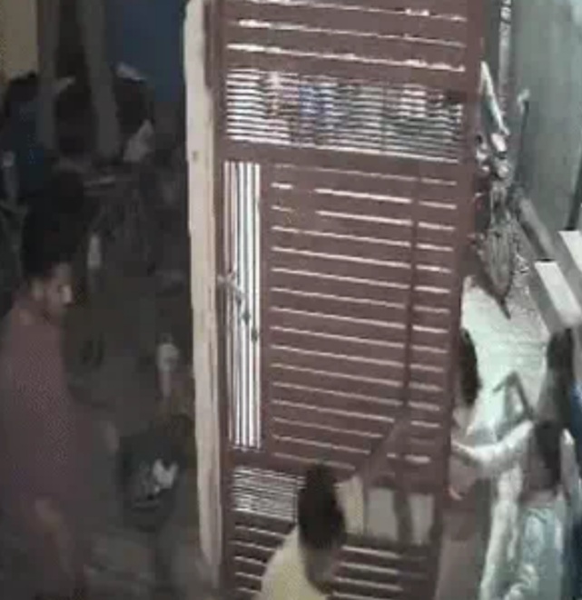 मारपीट के वीडियो से लिया फोटो मारपीट के वीडियो से लिया फोटो