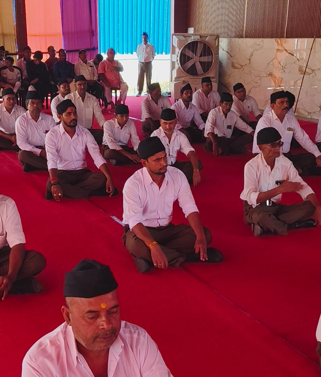 आर एस एस के शताब्दी समारोह में भाग लेते स्वयंसेवक