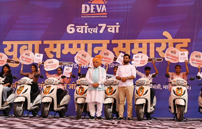 सोनीपत: युवा सम्मान समारोह में केन्द्रीय ऊर्जा और आवास मंत्री मनोहर लाल सम्मनित करते हुए सोनीपत: युवा सम्मान समारोह में केन्द्रीय ऊर्जा और आवास मंत्री मनोहर लाल सम्मनित करते हुए