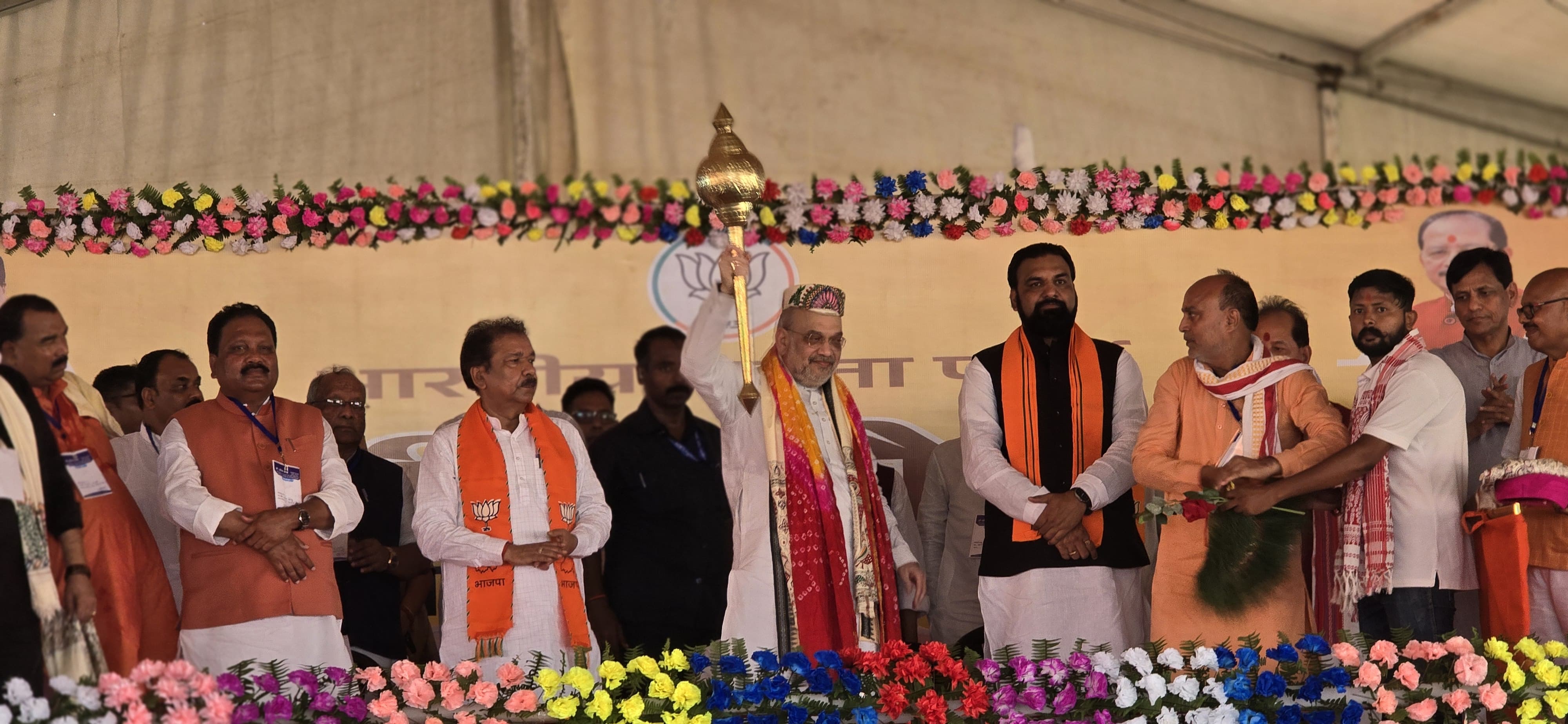 अररिया फोटो:विधायक गदा भेंट करते