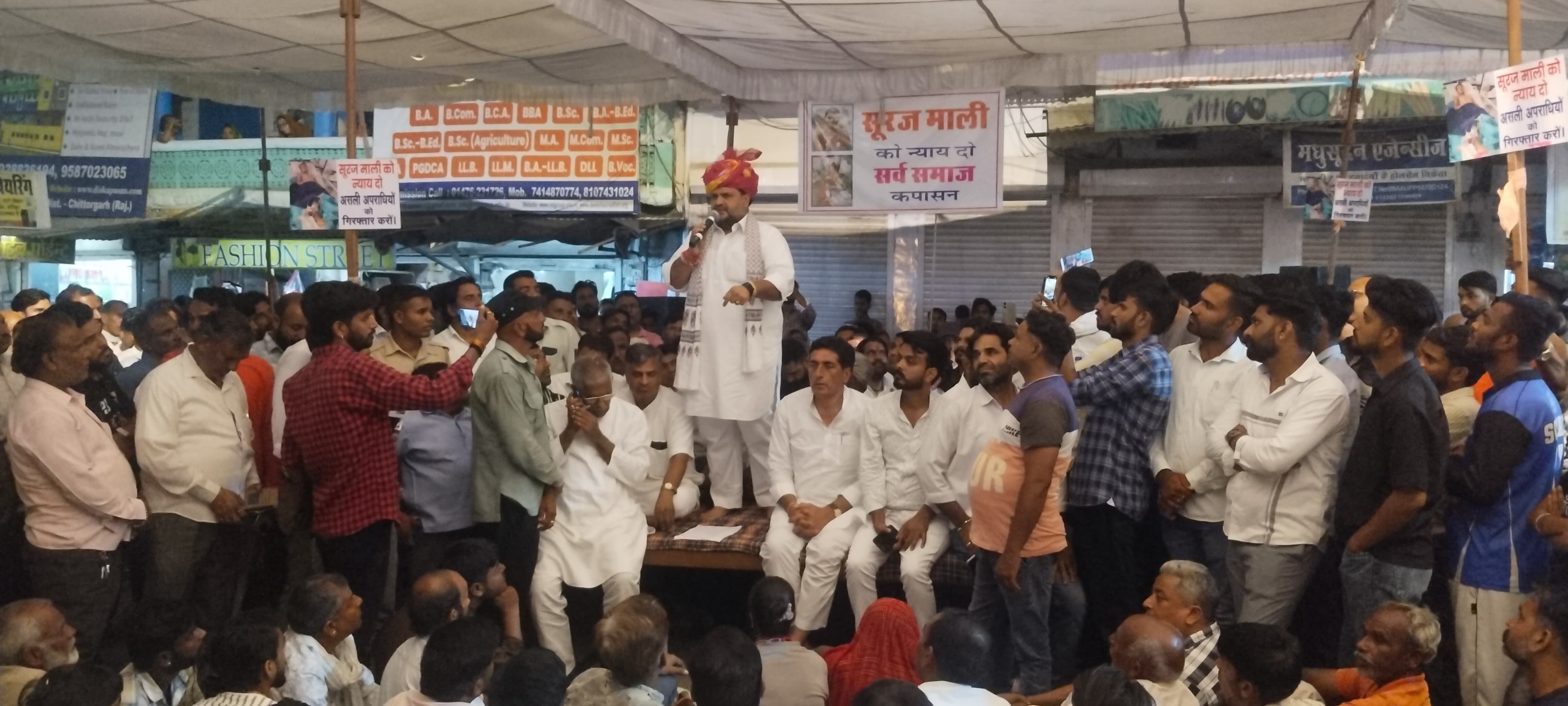 चित्तौड़गढ़ के कपासन में बीती रात धरने को संबोधित करते कांग्रेस के राष्ट्रीय सचिव। चित्तौड़गढ़ के कपासन में बीती रात धरने को संबोधित करते कांग्रेस के राष्ट्रीय सचिव।