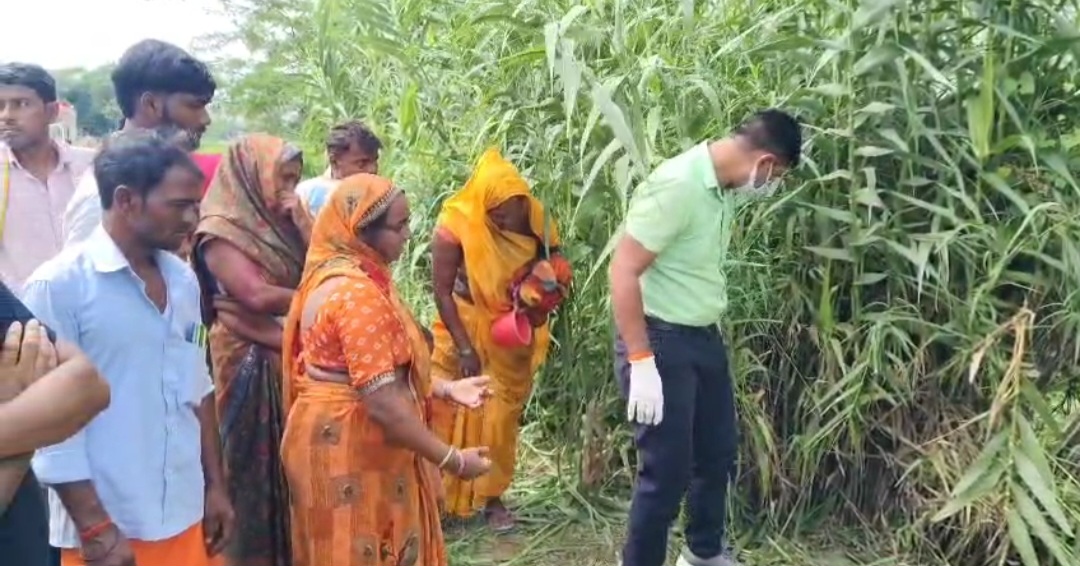 साक्ष संकलन करती हुई फॉरेंसिक टीम साक्ष संकलन करती हुई फॉरेंसिक टीम