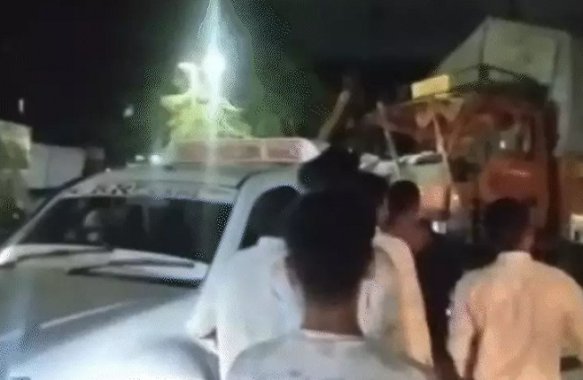 इंदौरः बेकाबू ट्रक ने कई वाहनों को मारी टक्कर इंदौरः बेकाबू ट्रक ने कई वाहनों को मारी टक्कर