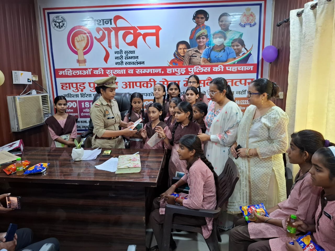 हापुड़ में मिशन शक्ति कार्यक्रम के तहत बच्चों को जानकारी देती पुलिस कर्मी हापुड़ में मिशन शक्ति कार्यक्रम के तहत बच्चों को जानकारी देती पुलिस कर्मी