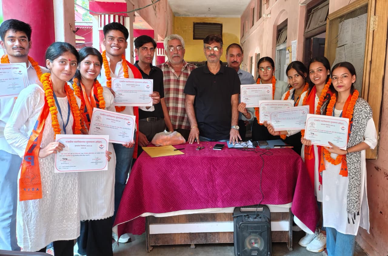 छात्र संघ विजेताओं को शपथ दिलाते हुए छात्र संघ विजेताओं को शपथ दिलाते हुए