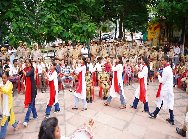 जागरूकता अभियान में हिस्सा लेती बालिकाएं जागरूकता अभियान में हिस्सा लेती बालिकाएं