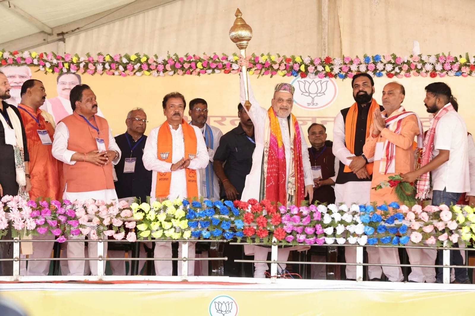 अररिया फोटो:गृह मंत्री गदा के साथ अररिया फोटो:गृह मंत्री गदा के साथ