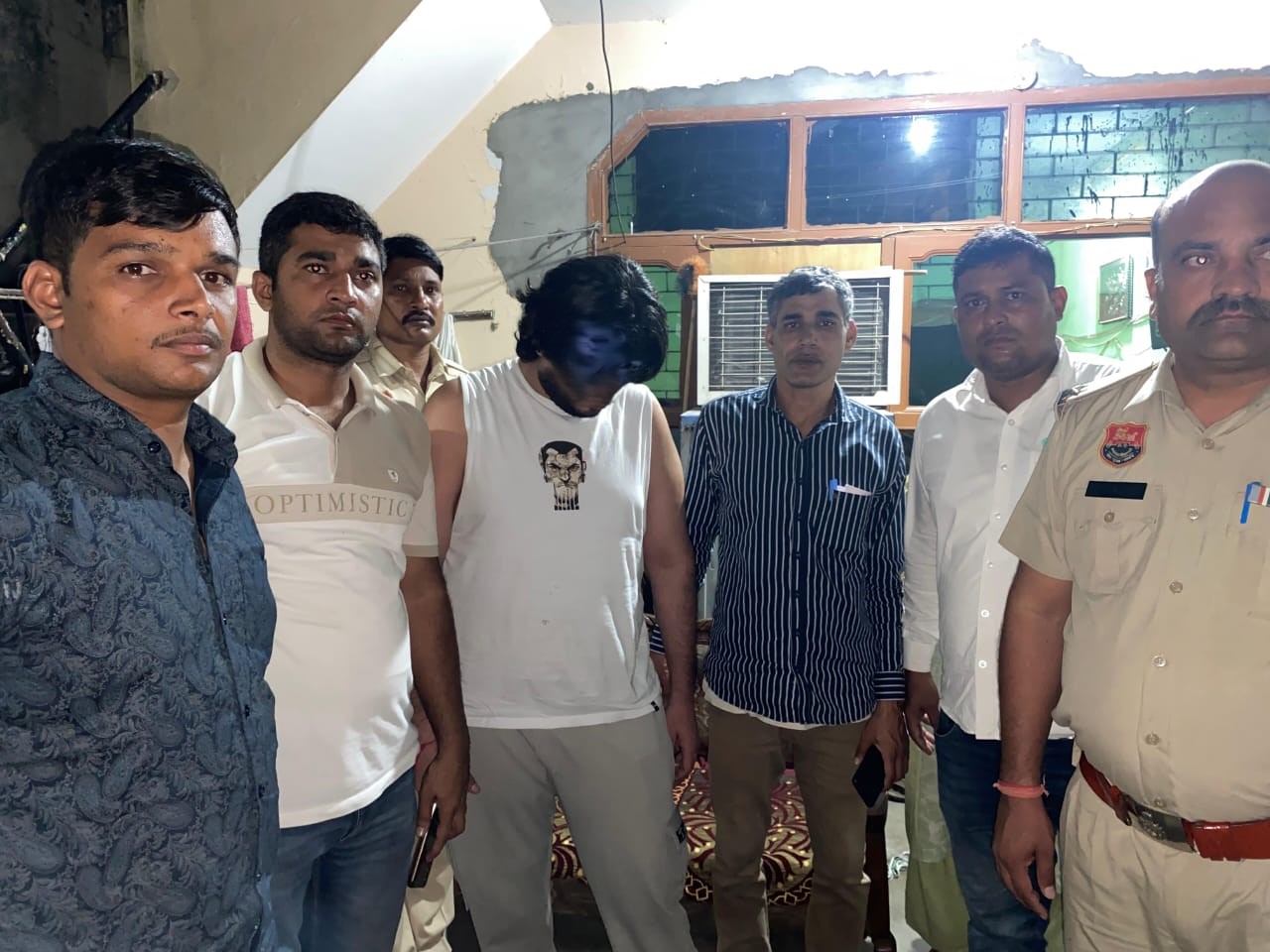 एनसीबी यूनिट द्वारा पकड़ा गया नशा तस्कर एनसीबी यूनिट द्वारा पकड़ा गया नशा तस्कर