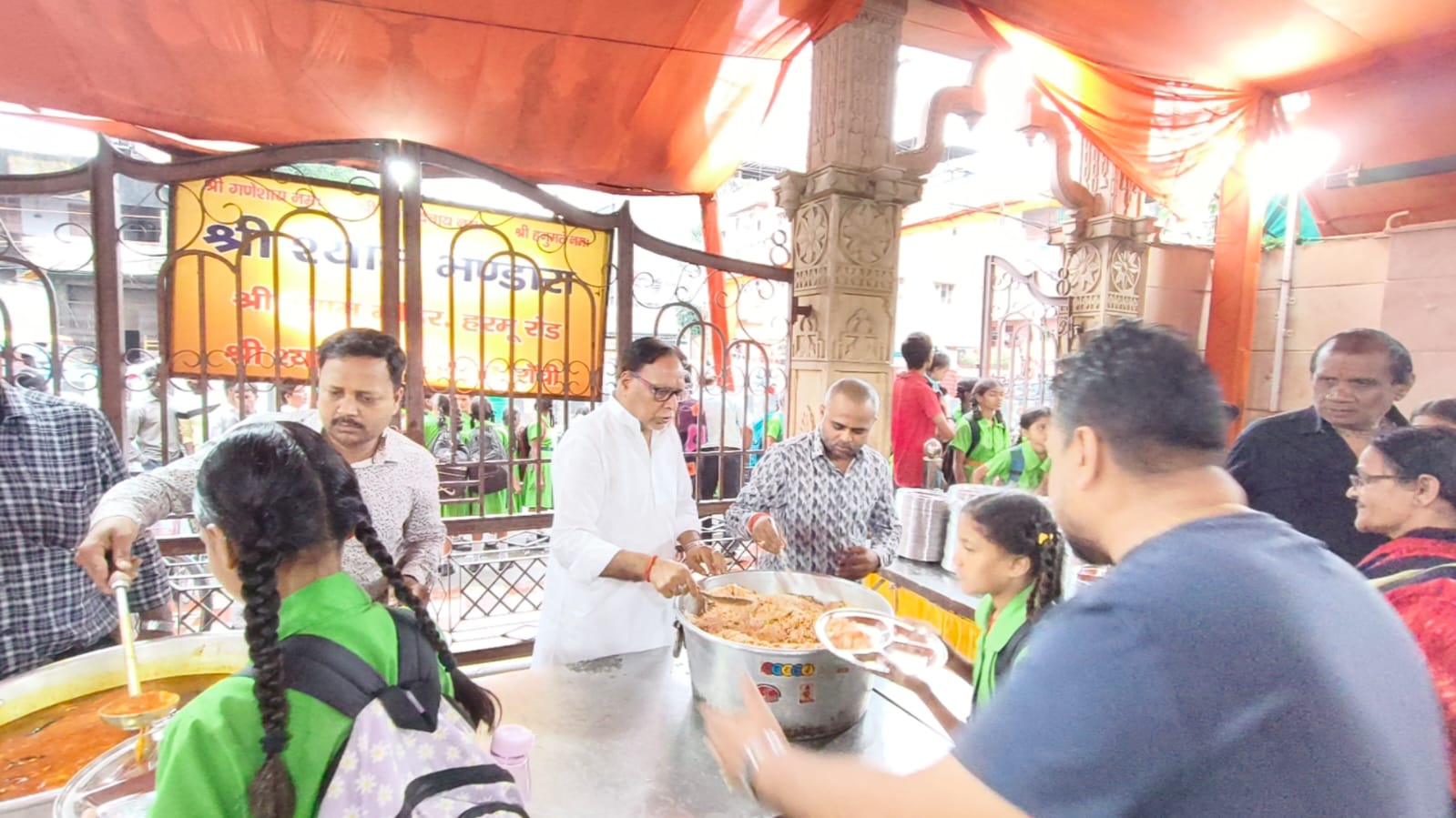 मंडारा ग्रहण करते श्रद्धालुगण