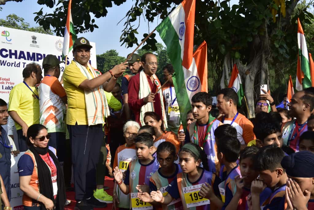 दिल्ली के गांधी दर्शन स्थल पर शनिवार को 16वीं चैपियंस रन  को ध्वज दिखाते दिल्ली  के पर्यटन मंत्री कपिल मिश्रा