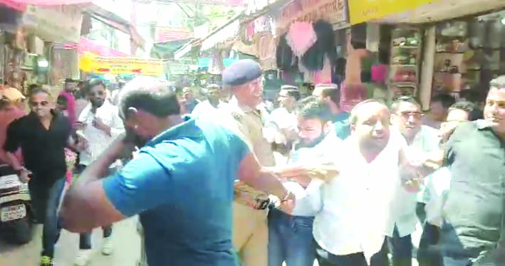 कांग्रेसियों को रोकती पुलिस कांग्रेसियों को रोकती पुलिस