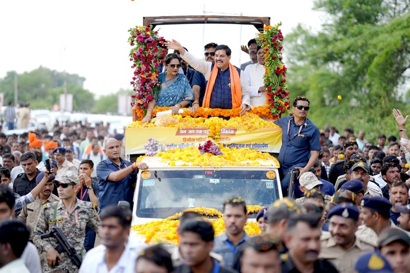 मुख्यमंत्री डॉ. मोहन यादव के विदिशा के कुरवाई आगमन पर नागरिकों और विभिन्न संगठनों ने स्वागत किया। मुख्यमंत्री डॉ. मोहन यादव के विदिशा के कुरवाई आगमन पर नागरिकों और विभिन्न संगठनों ने स्वागत किया।