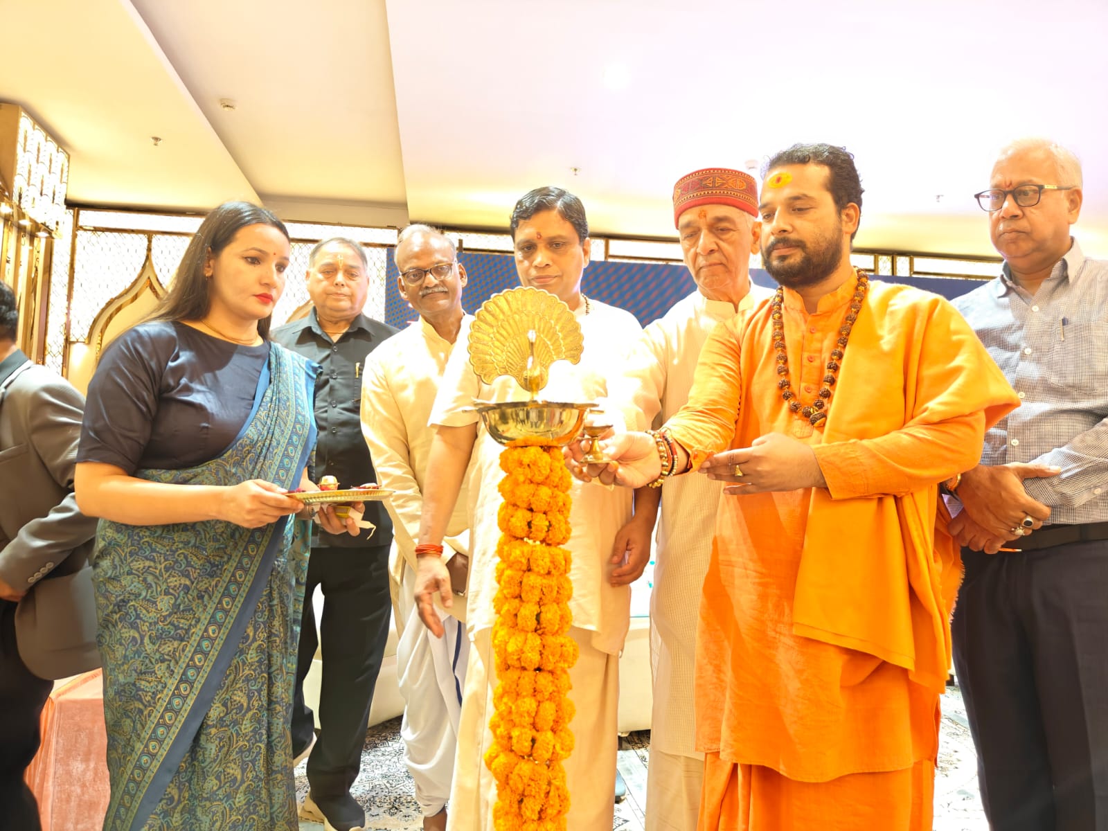 आचार्य बालकृष्ण उद्घाटन करते हुए आचार्य बालकृष्ण उद्घाटन करते हुए