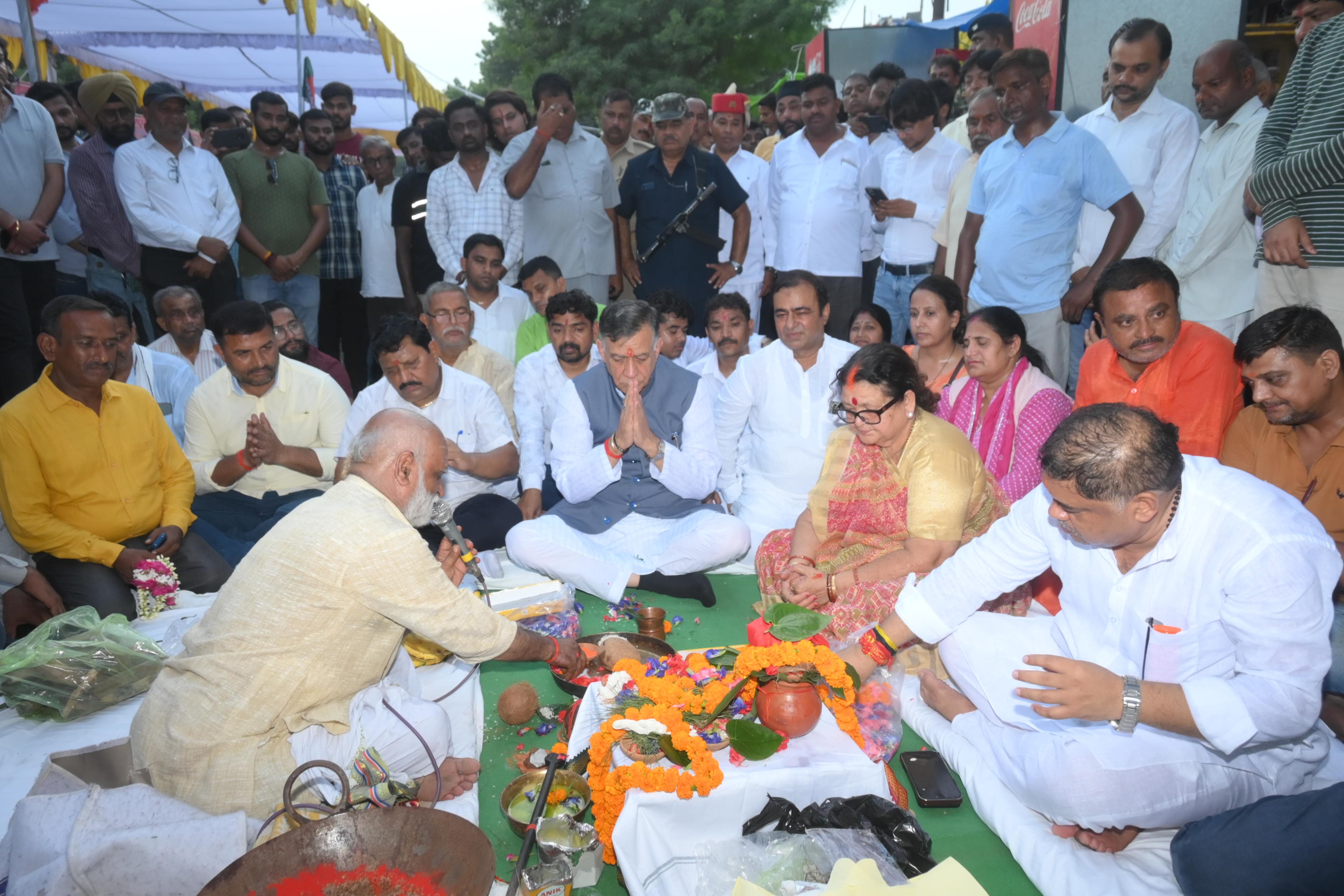 भूमि पूजन करते विधानसभा अध्यक्ष सतीश महाना, महापौर प्रमिला पांडेय और कैंट विधायक मो हसन रूमी व अन्य का छायाचित्र भूमि पूजन करते विधानसभा अध्यक्ष सतीश महाना, महापौर प्रमिला पांडेय और कैंट विधायक मो हसन रूमी व अन्य का छायाचित्र
