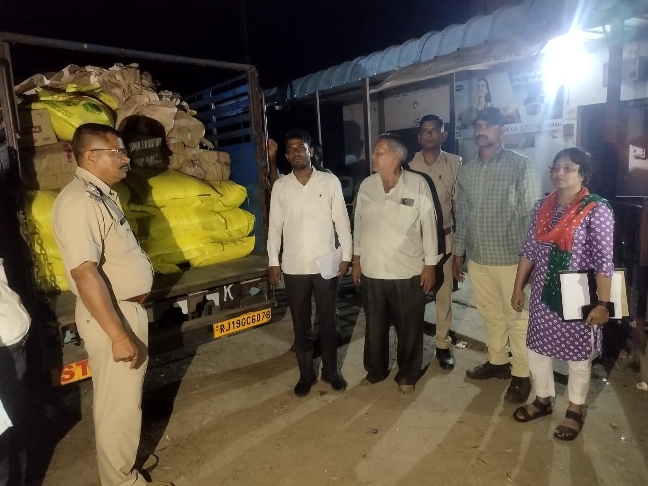 अवैध यूरिया भंडारण का भंडाफोड़, कृषि विभाग की बड़ी कार्रवाई अवैध यूरिया भंडारण का भंडाफोड़, कृषि विभाग की बड़ी कार्रवाई