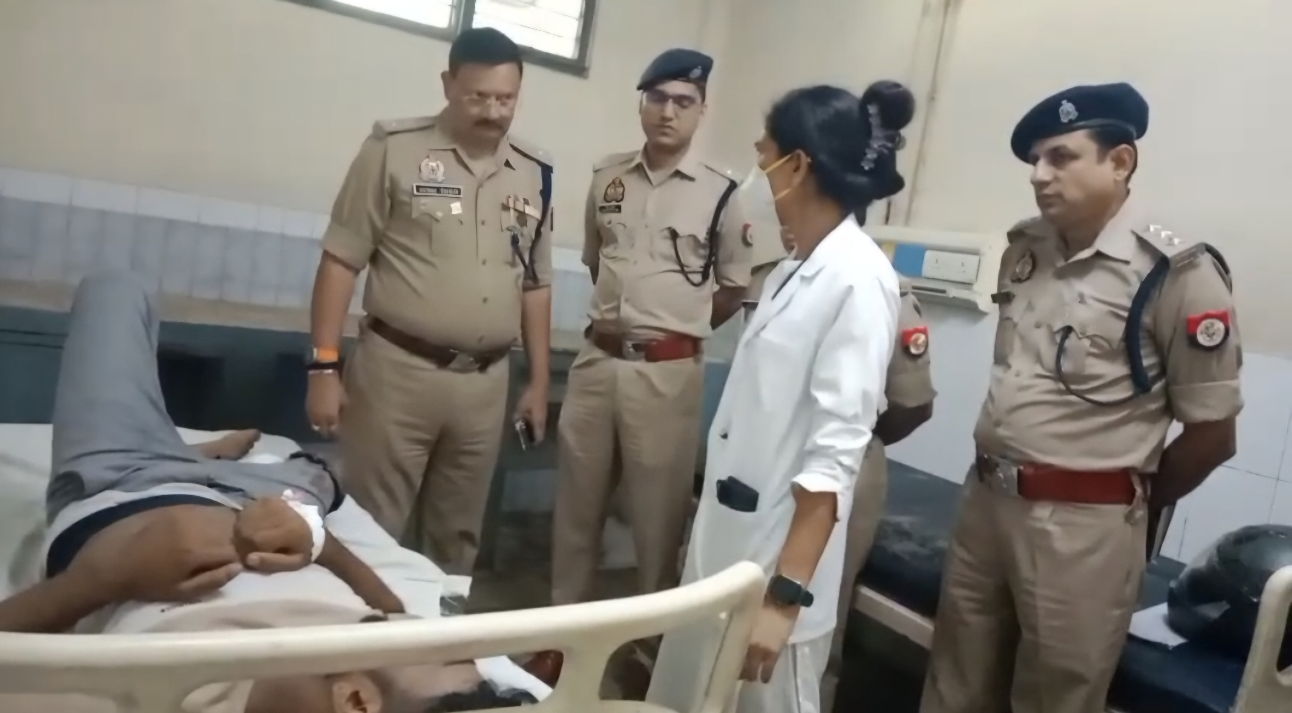 घायल तस्कर का हाल लेते पुलिस अधीक्षक घायल तस्कर का हाल लेते पुलिस अधीक्षक