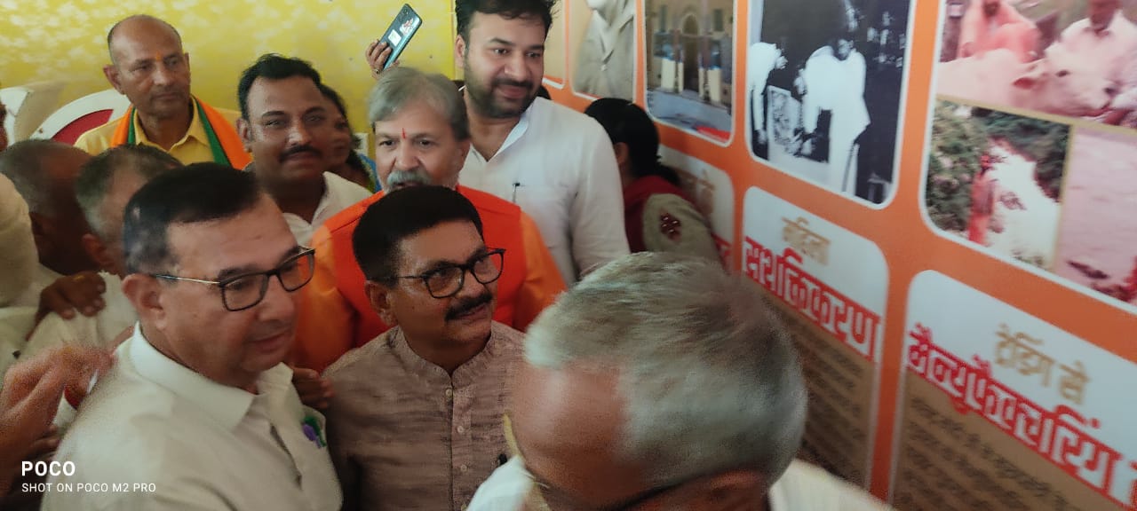 प्रदर्शनी का अवलोकन करते हुए संगठन मंत्री फड़ींद्र नाथ। प्रदर्शनी का अवलोकन करते हुए संगठन मंत्री फड़ींद्र नाथ।