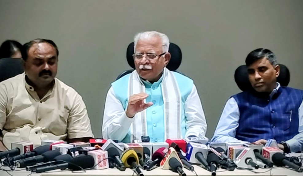 पानीपत भाजपा कार्यालय में पत्रकारों से वार्ता करते केंद्रीय मंत्री मनोहर लाल पानीपत भाजपा कार्यालय में पत्रकारों से वार्ता करते केंद्रीय मंत्री मनोहर लाल