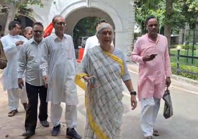 पुलिस आयुक्त से मिलकर वापस आती पूर्व सांसद सुभाषिनी अली का छायाचित्र पुलिस आयुक्त से मिलकर वापस आती पूर्व सांसद सुभाषिनी अली का छायाचित्र