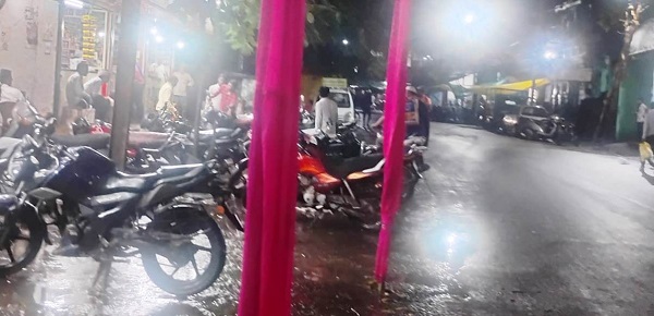 शहर की सड़कों में फुटपाथ पर व्यापारियों का बेजा-कब्जा शहर की सड़कों में फुटपाथ पर व्यापारियों का बेजा-कब्जा