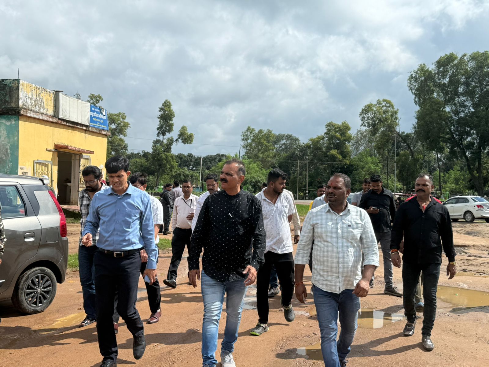 जायजा लेते अधिकारी समेत समिति के सदस्यगण