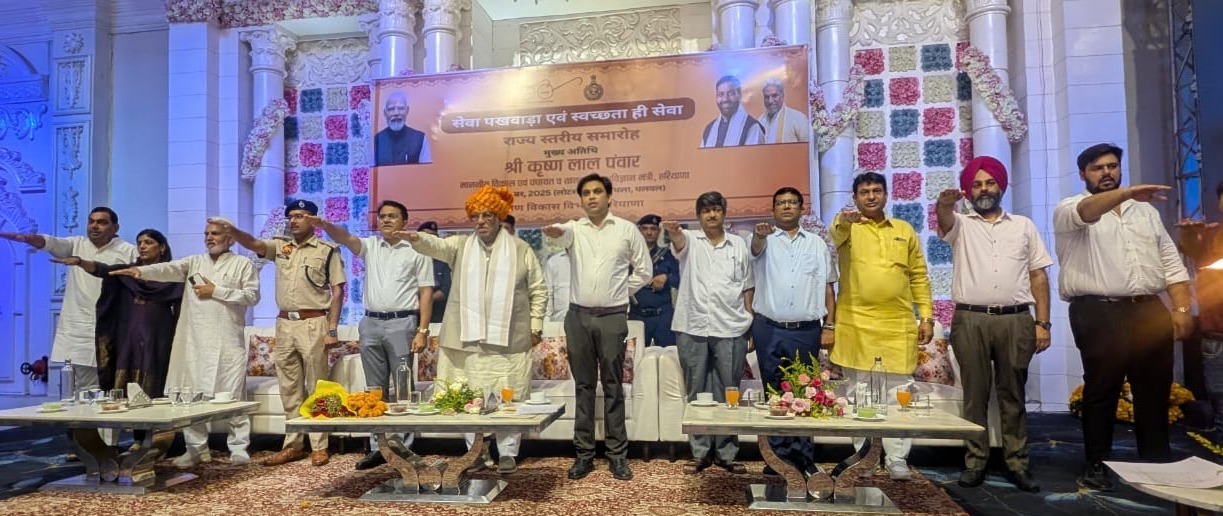 हरियाणा सरकार में कैबिनेट मंत्री कृष्णलाल पंवार शपथ दिलाते हुए हरियाणा सरकार में कैबिनेट मंत्री कृष्णलाल पंवार शपथ दिलाते हुए