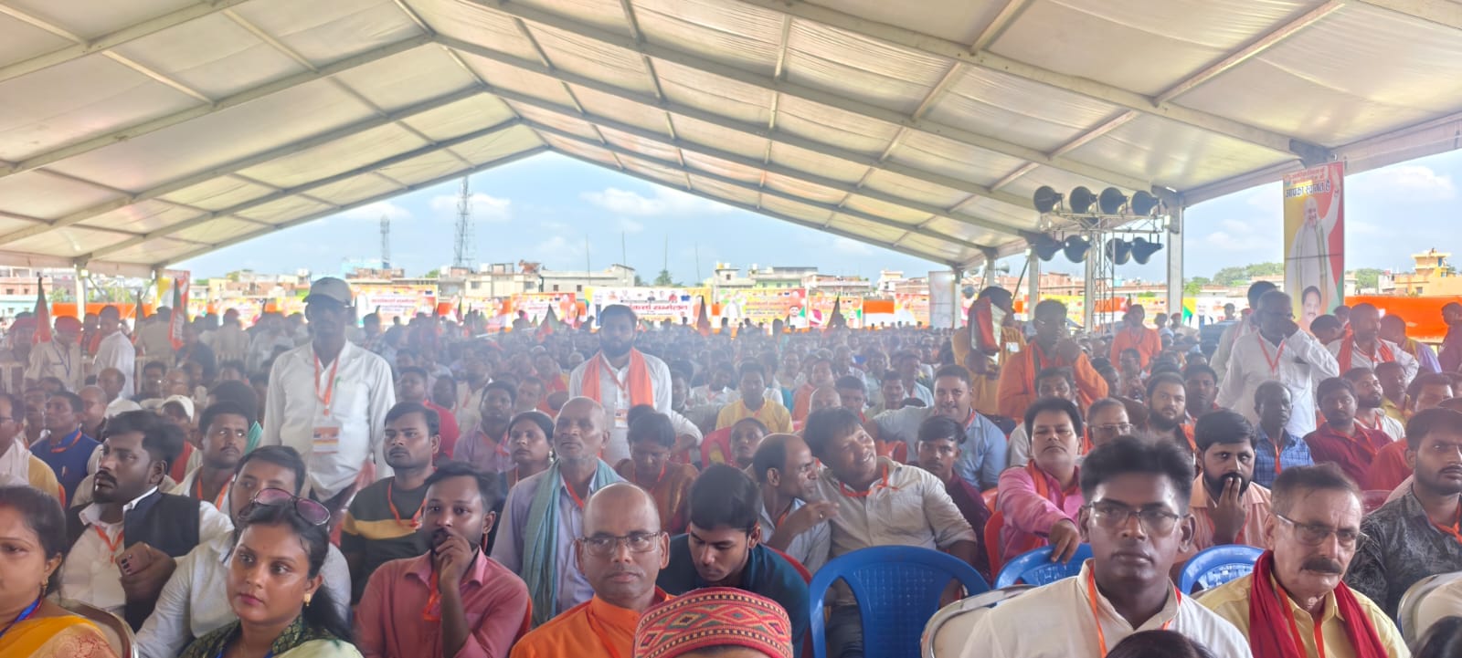 अररिया फोटो:सभा स्थल पर पार्टी के कार्यकर्ताओं की भीड़ अररिया फोटो:सभा स्थल पर पार्टी के कार्यकर्ताओं की भीड़