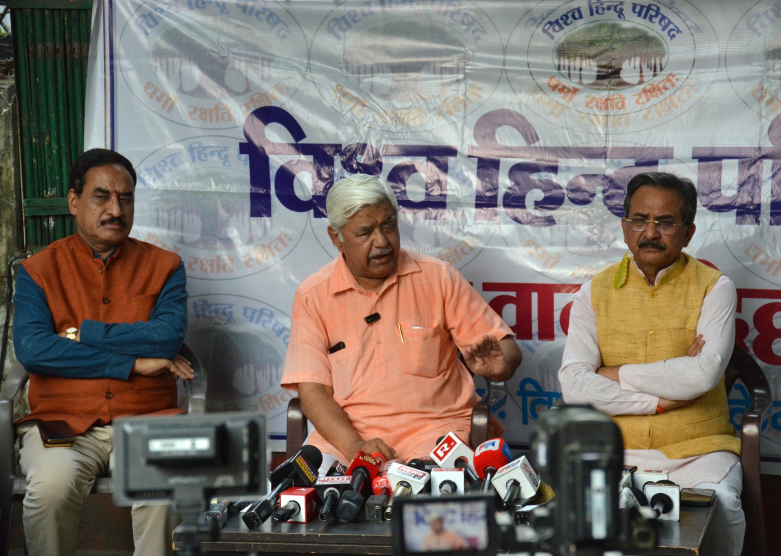 प्रेसवार्ता को संबोधित करते हुए विहिप के अध्यक्ष आलोक कुमार प्रेसवार्ता को संबोधित करते हुए विहिप के अध्यक्ष आलोक कुमार