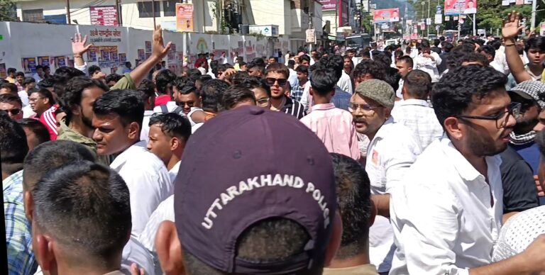 कॉलेज छात्र संघ चुनाव में भारी अराजकता,पथराव के बीच मतदान संपन्न कॉलेज छात्र संघ चुनाव में भारी अराजकता,पथराव के बीच मतदान संपन्न