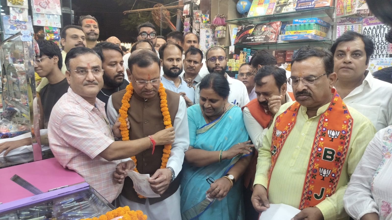 व्यापारियों के बीच  मौजूद वित्त राज्य मंत्री पंकज चौधरी व अन्य का छायाचित्र