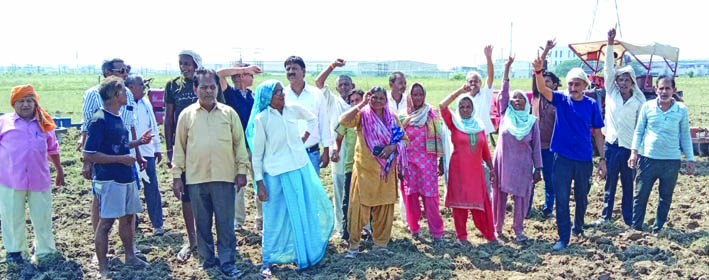 प्रदर्शन करते किसान प्रदर्शन करते किसान