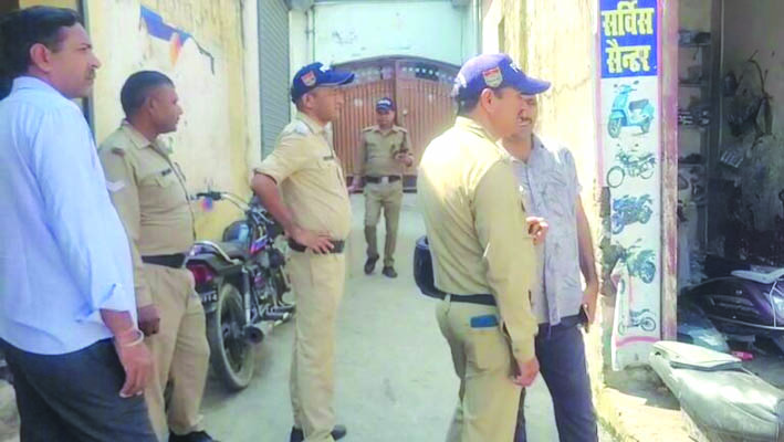 घर के बाद तैनात पुलिस