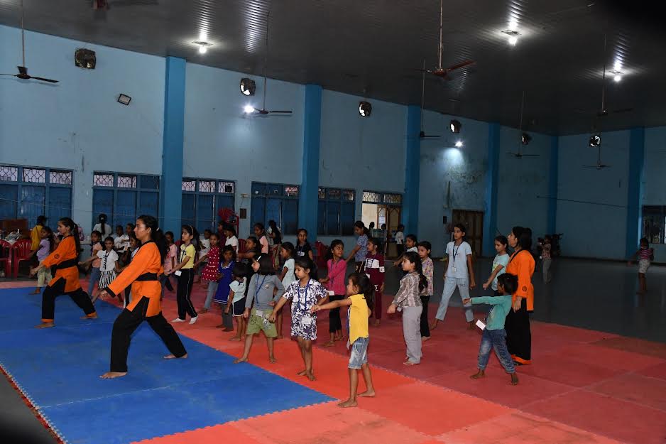 नवरात्र में बेटीयों को दिया जा रहा है आत्मरक्षा प्रशिक्षण, संस्था युवधर्म द्वारा शक्ति की आराधना का आयोजन नवरात्र में बेटीयों को दिया जा रहा है आत्मरक्षा प्रशिक्षण, संस्था युवधर्म द्वारा शक्ति की आराधना का आयोजन