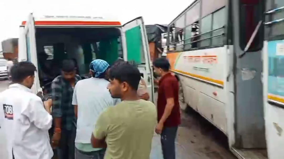 ट्रक और रोडवेज बस में भीषण टक्कर,ं एक यात्री की मौत, ट्रक और रोडवेज बस में भीषण टक्कर,ं एक यात्री की मौत,