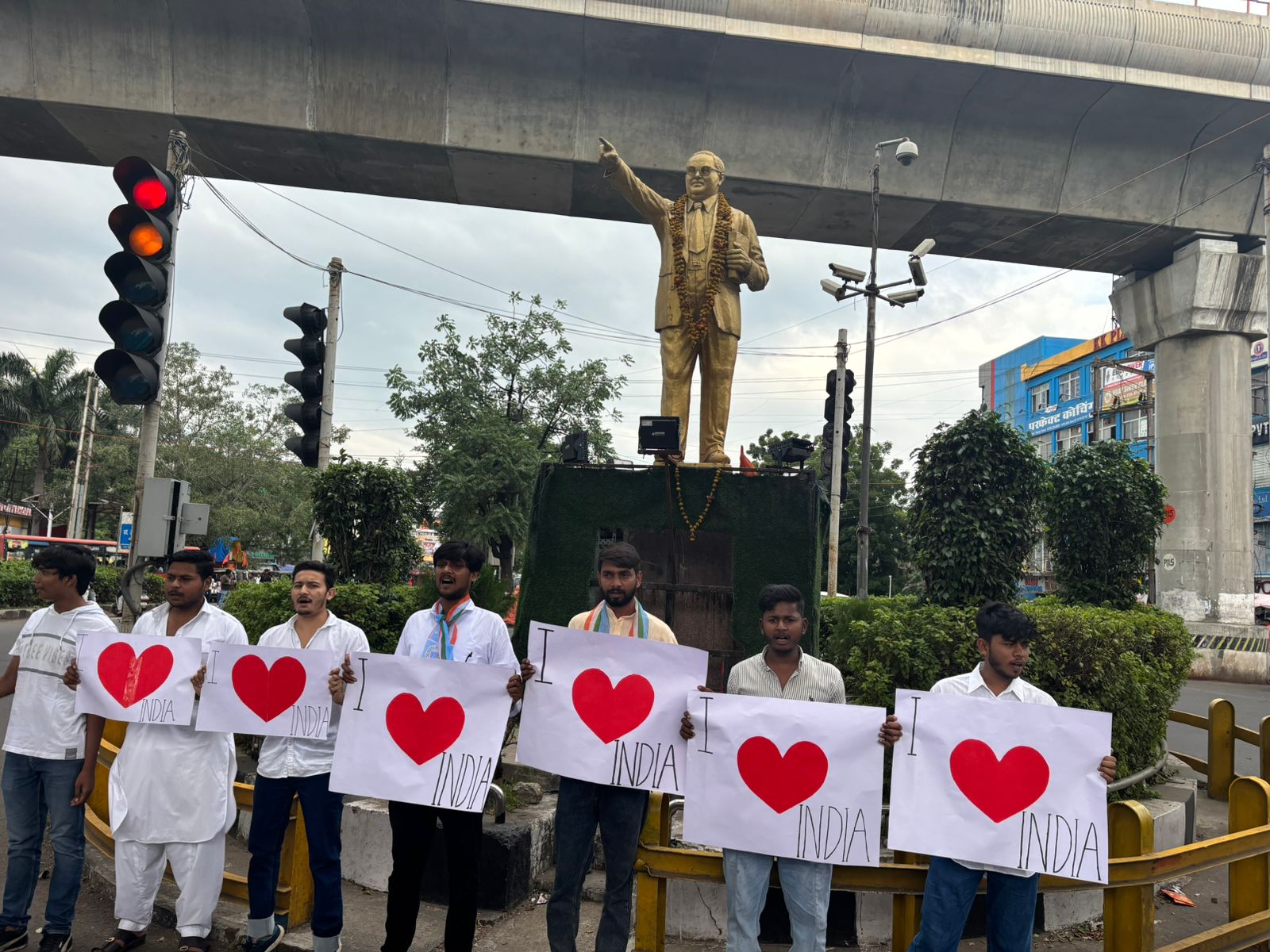 भाेपाल में एनएसयूआई ने चलाया “आई लव इंडिया– देश सर्वोपरि” अभियान, भाईचारे और एकता का संदेश दिया भाेपाल में एनएसयूआई ने चलाया “आई लव इंडिया– देश सर्वोपरि” अभियान, भाईचारे और एकता का संदेश दिया