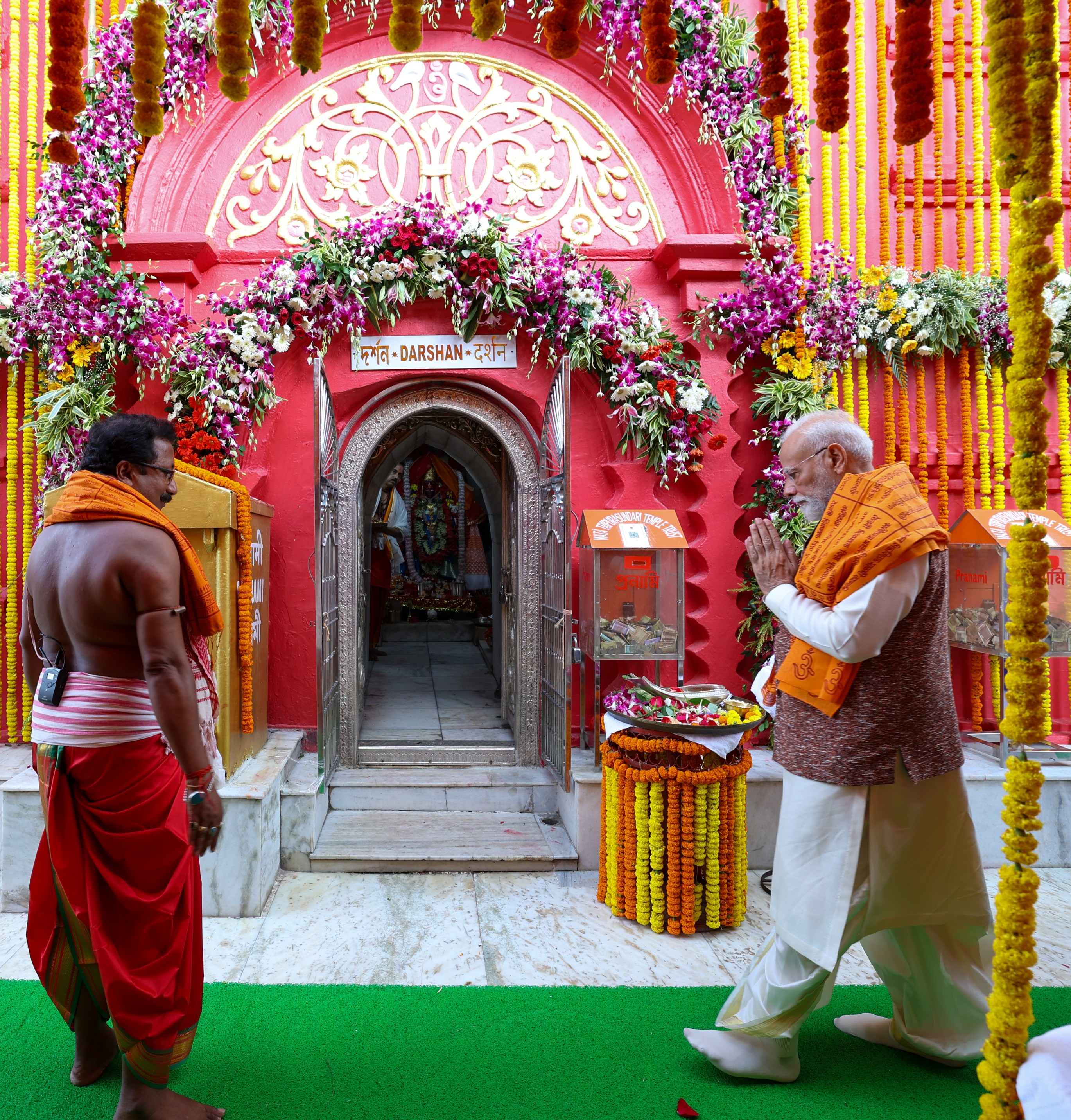 प्रधानमंत्री नरेन्द्र मोदी नवरात्रि के प्रथम दिन त्रिपुर सुंदरी मंदिर में। प्रधानमंत्री नरेन्द्र मोदी नवरात्रि के प्रथम दिन त्रिपुर सुंदरी मंदिर में।