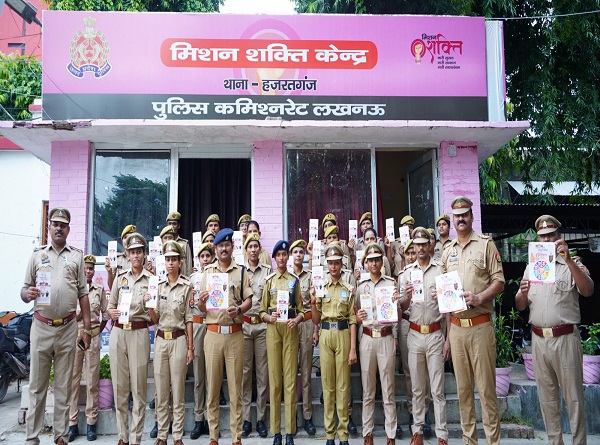 पुलिस टीम के साथ एक दिन की पुलिस अधिकारी बनी छात्राएं पोस्टर लेकर खड़ी हुई। पुलिस टीम के साथ एक दिन की पुलिस अधिकारी बनी छात्राएं पोस्टर लेकर खड़ी हुई।