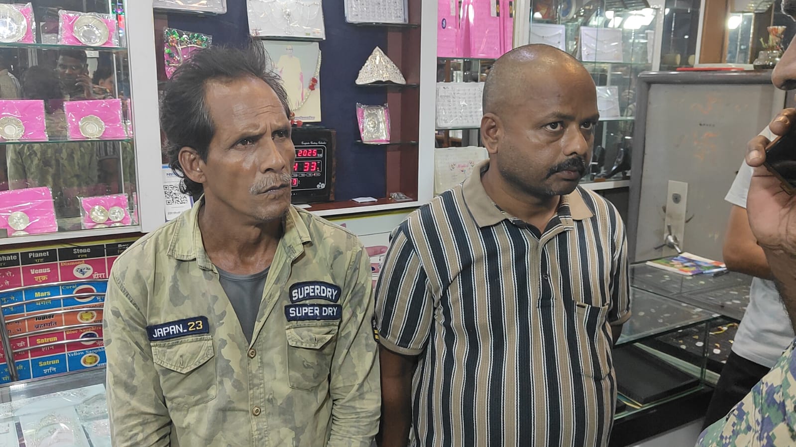 जेवर दुकान में पकड़े गए चोर