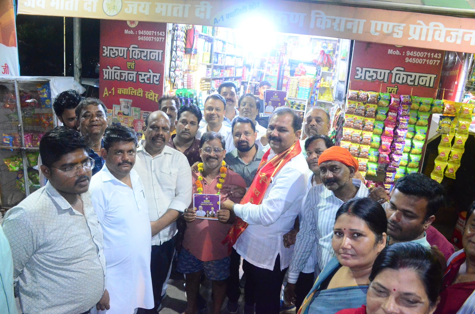 व्यापारियों से जीएसटी की जानकारी लेते सदर विधायक व्यापारियों से जीएसटी की जानकारी लेते सदर विधायक